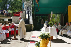 Festgottesdienst zum 1.000 Todestag des Heiligen Heimerads auf dem Hasunger Berg (Foto: Karl-Franz Thiede) Festgottesdienst zum 1.000 Todestag des Heiligen Heimerads auf dem Hasunger Berg (Foto: Karl-Franz Thiede)
